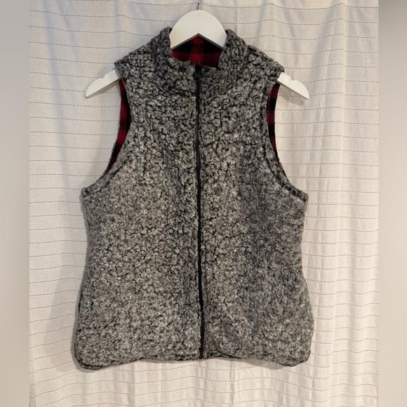 Reversible Red and Black Buffalo Plaid Sherpa Vest Size Medium - Picture 7 of 8